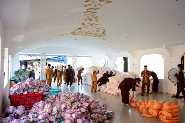 Continuing to support people in need in the Covid-19 pandemic of Hoang Phap Pagoda (series 2)